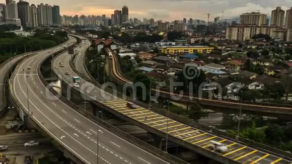 4K电影时间流逝吉隆坡城市天际线在日落视频的预览图