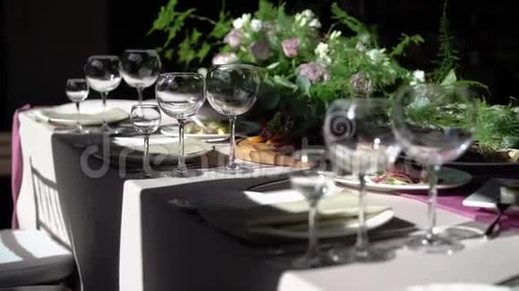 派对上的桌子装饰视频的预览图