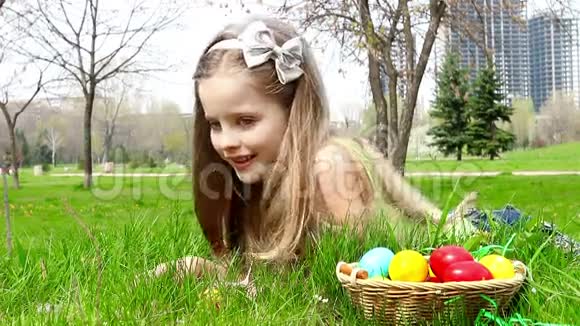 带复活节彩蛋的女孩视频的预览图
