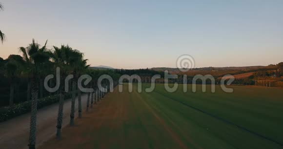 日落时飞越乡村公路视频的预览图