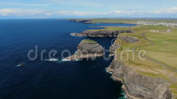 爱尔兰大西洋海岸基利基崖鸟瞰图视频的预览图