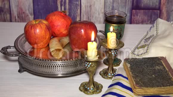罗什哈沙纳犹太节日概念肖法托拉书蜂蜜苹果和石榴传统的节日符号视频的预览图