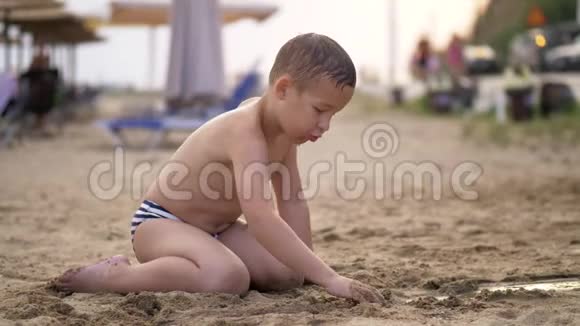 孩子暑假在沙滩上玩沙子视频的预览图
