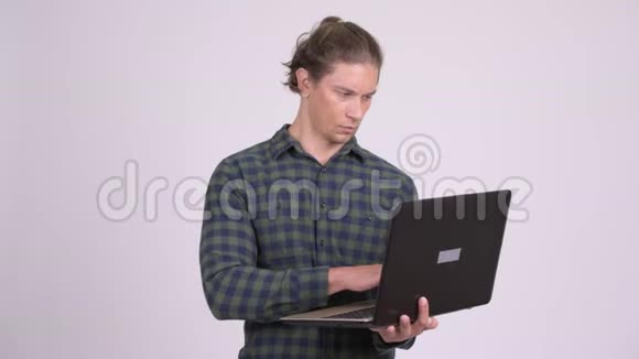 帅哥在用笔记本电脑思考问题视频的预览图