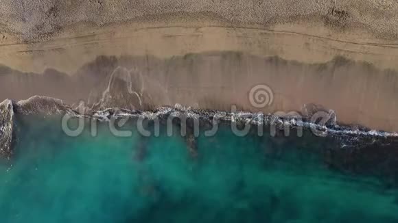 大西洋上沙漠海滩的俯视图特内里费岛海岸空中无人机拍摄的海浪图像视频的预览图