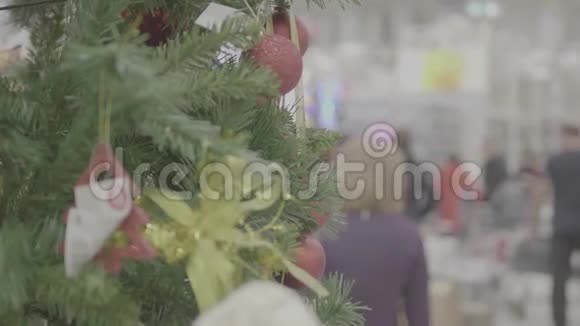 在圣诞节前出售玩具和圣诞树5在新年之前超市里的人都在购物视频的预览图