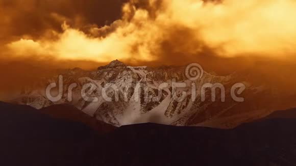飞越云中的山峰视频的预览图