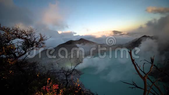 从火山口可以看到美丽的伊根火山有酸湖和硫磺气体视频的预览图