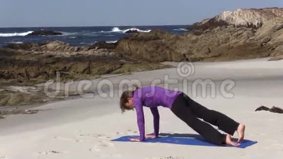 沙滩瑜伽视频的预览图