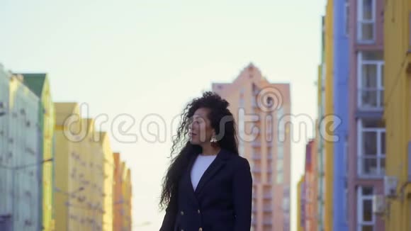 漂亮的黑发女人在街上视频的预览图