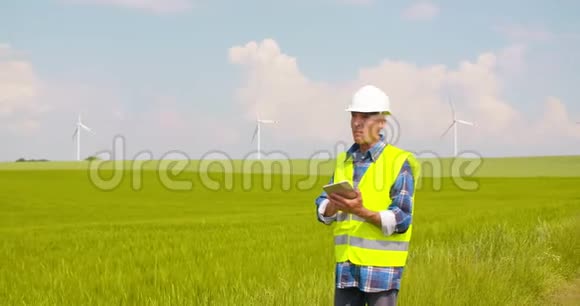 风车农场使用数码平板电脑的工程师视频的预览图