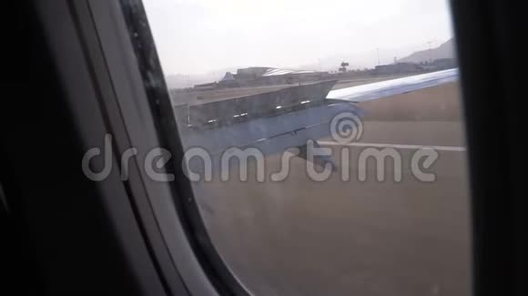 着陆飞机从机场飞机机翼上的窗户可以看到视频的预览图