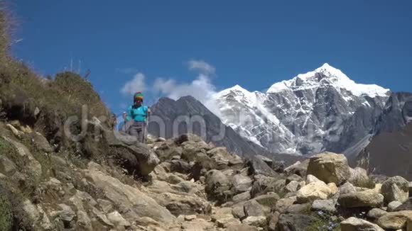 喜马拉雅的女游客视频的预览图