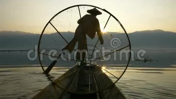 缅甸因勒湖日出时的剪影渔民视频的预览图