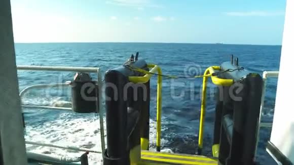 从货船甲板到公海的视野船在航行视频的预览图