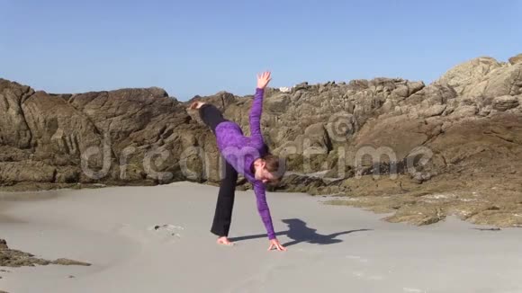 海滩上的瑜伽视频的预览图