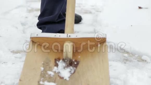 男孩在房子附近摘下雪铲冬天打扫房子附近的雪视频的预览图