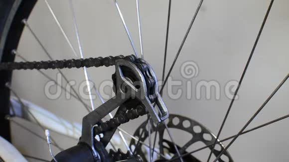 修理自行车的师傅修理自行车视频的预览图