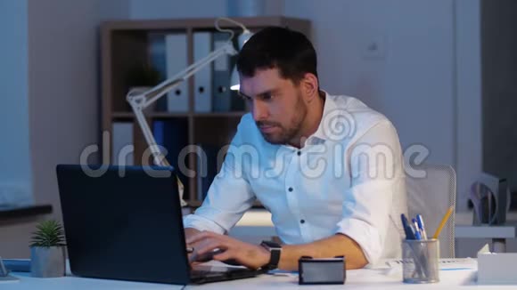 带笔记本电脑的商人在夜间办公视频的预览图