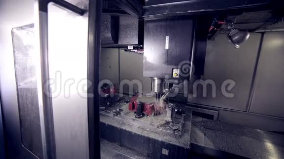 钻铣数控机床在工业工厂生产高科技设备视频的预览图