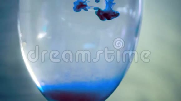 不同密度蓝色流体的宏观混合视频的预览图