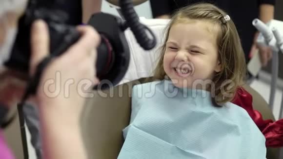 牙科诊所的女孩子视频的预览图