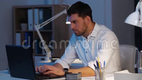 带笔记本电脑的商人在夜间办公视频的预览图
