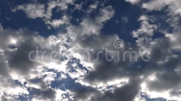 柔和而明亮的云彩时间流逝视频的预览图