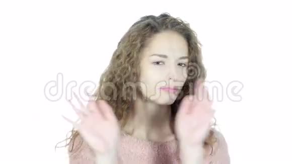 停止拒绝手势不由女人白色背景年轻视频的预览图