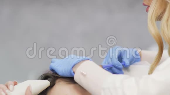 美容诊所的中间治疗程序视频的预览图