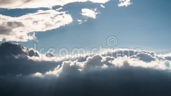 卷曲的云在天空中移动时间流逝视频的预览图