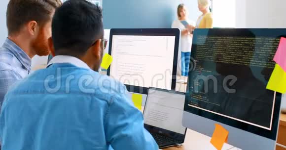 行政人员在办公桌4k上讨论笔记本电脑视频的预览图