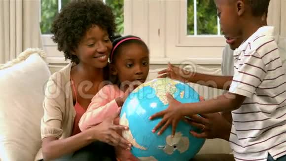 幸福的家庭拥有地球仪视频的预览图