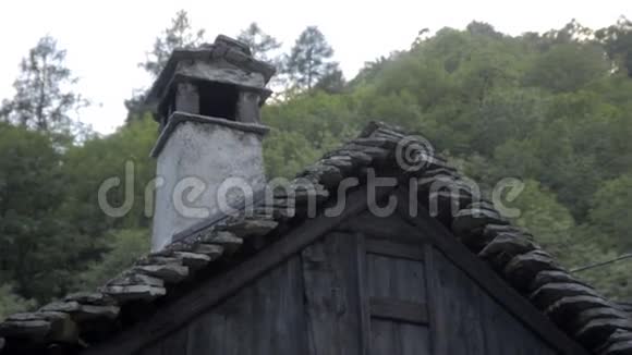 被遗忘的传统小村庄和教堂在洛卡诺附近的意大利瑞士阿尔卑斯山上迷失视频的预览图