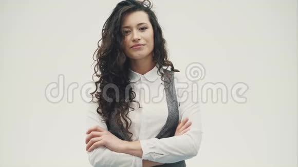 微笑的商务女性穿着白色衬衫视频的预览图
