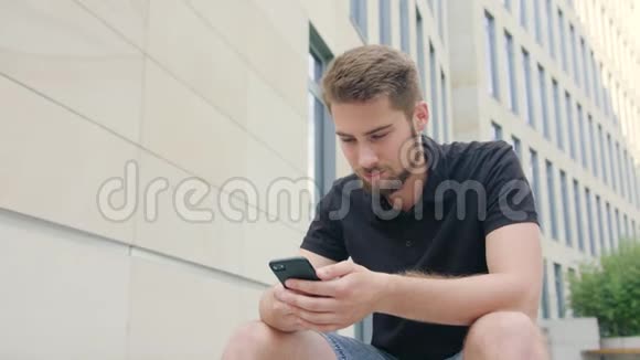 城里有胡子的男人用电话视频的预览图