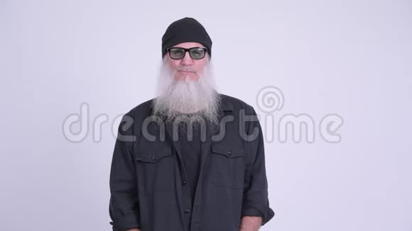 戴墨镜的成熟胡子男视频的预览图