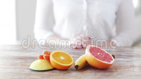 用果汁和水果把女人的手收起来视频的预览图