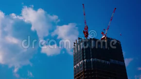 东京蓝天后面正在施工的起重机的时间流逝视频的预览图