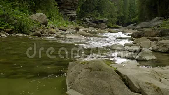 峡谷中的山河视频的预览图