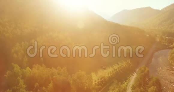 在阳光明媚的夏季早晨低空飞行在带岩石的新鲜快山河上视频的预览图