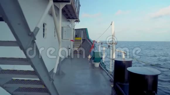 从货船甲板到公海的视野船在航行视频的预览图