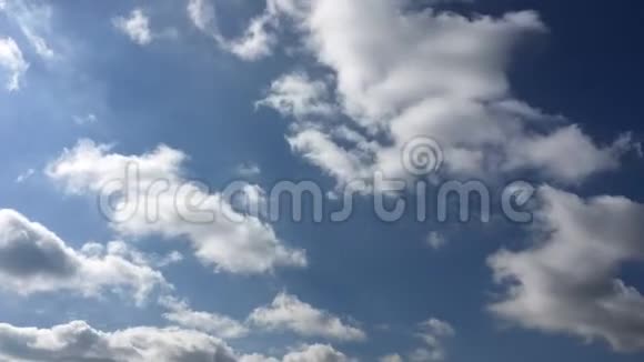 云天蓝色背景蓝天和太阳视频的预览图