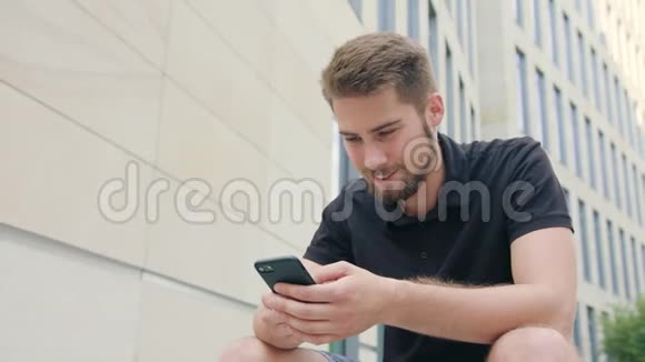 城里有胡子的男人用电话视频的预览图