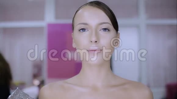 化妆师做化妆时尚视频的预览图