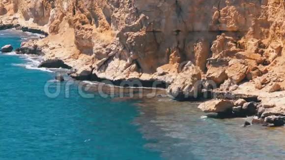 埃及的岩石海滩海岸线上海湾的海滩红海和珊瑚礁中有波浪视频的预览图