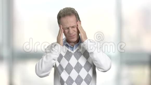 成熟的男人头痛视频的预览图