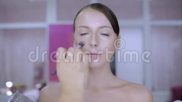 化妆师做化妆时尚视频的预览图