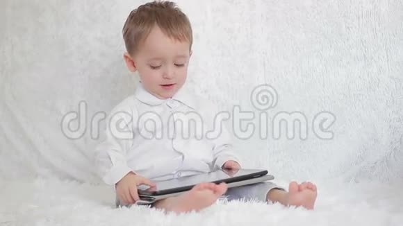 快乐男孩玩电子平板电脑视频的预览图