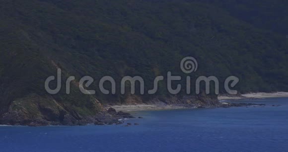 鹿儿岛大岛上靠近蓝色海洋的马南崎海角视频的预览图